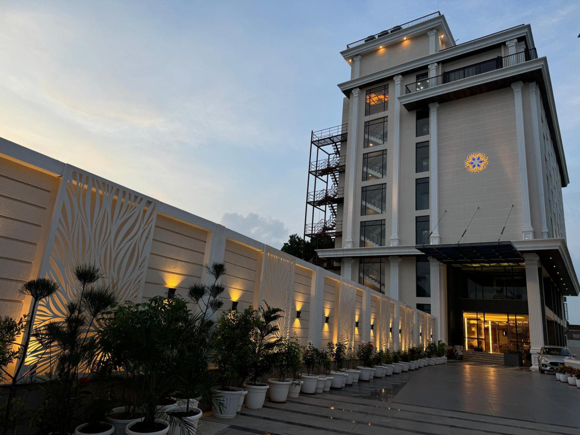 The Mudra Hotel Варанаси Экстерьер фото